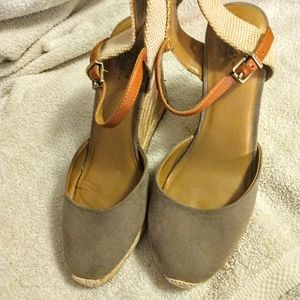 GH Bass & Co. Karen Wedges tan size 9